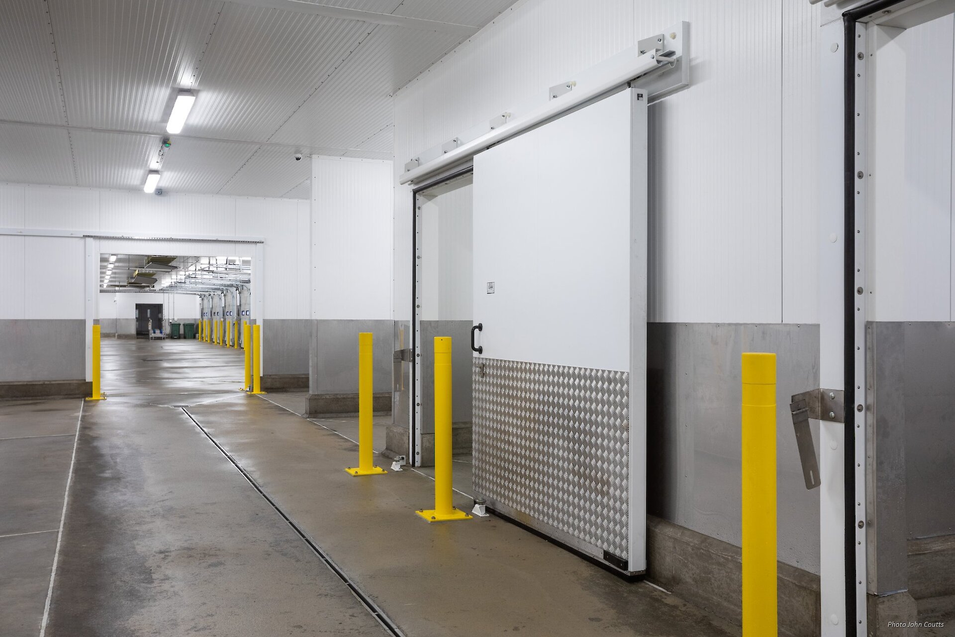 Transport corridor and fork lift charging station