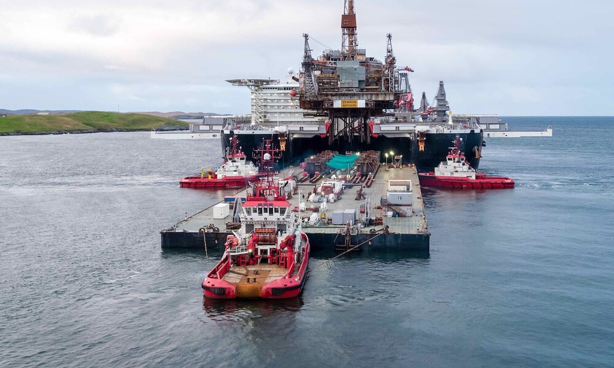 Transfer of the platform from the Pioneering Spirit to the Iron Lady