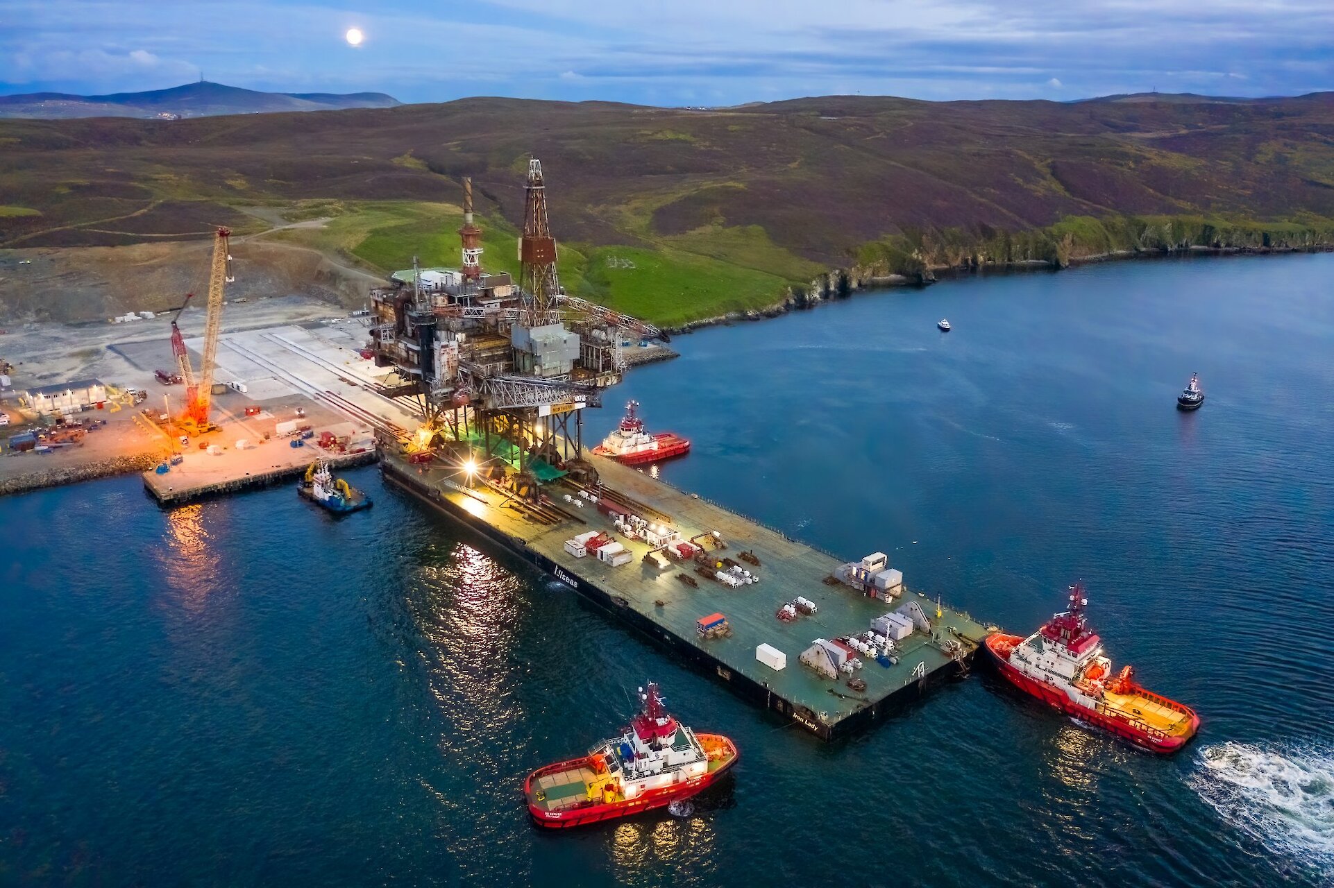 The Iron Lady barge delivers the Ninian Platform to Dales Voe