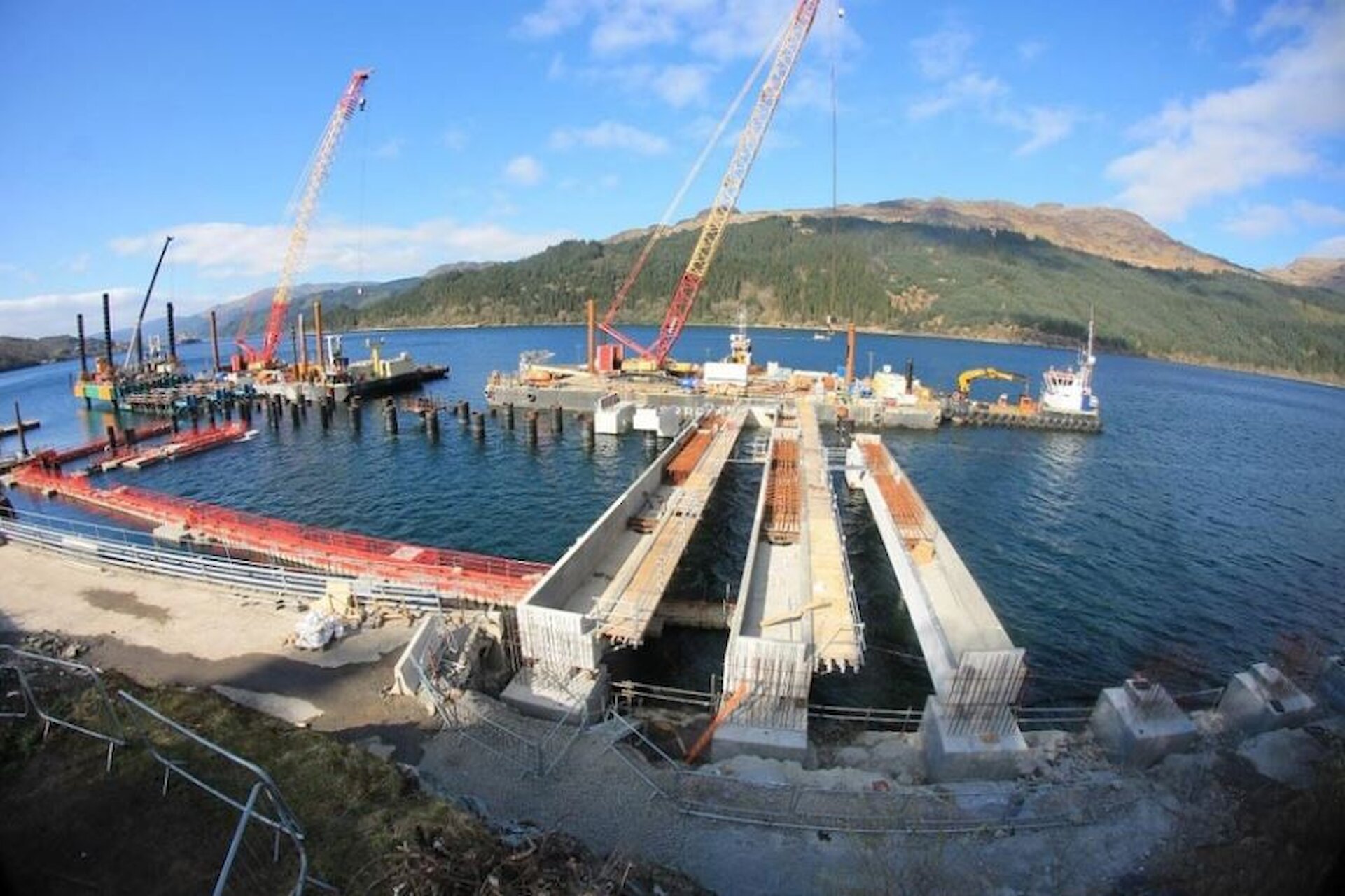 Northern return precast units placed onto tubular piles and northern bankseat pads