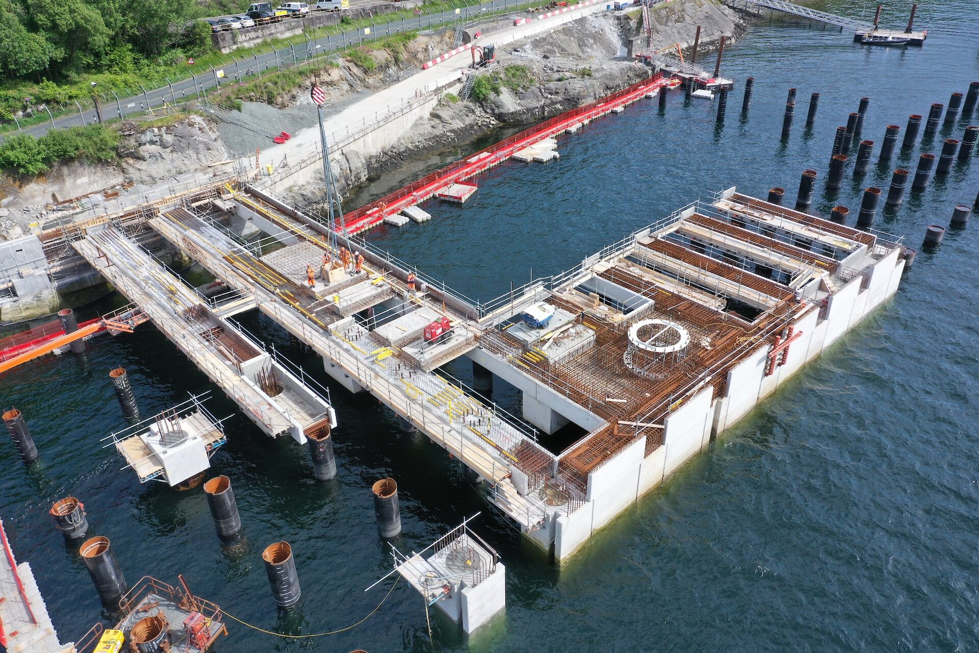 Fixing of in-situ reinforcement around the northern pedestal crane insert. The deck was locally thickened at the pedestal crane locations to withstand the associated imparted loads